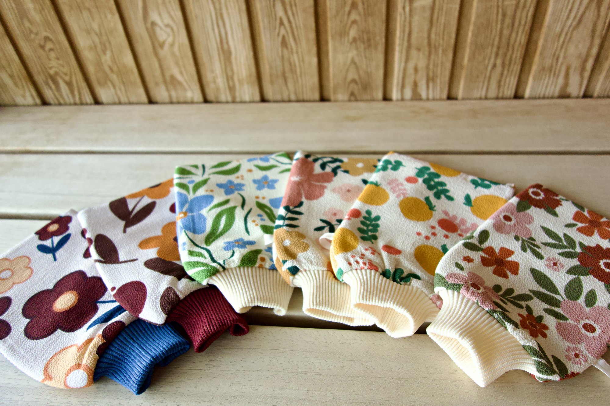 Metta Shed scrub glove resting on a sauna bench