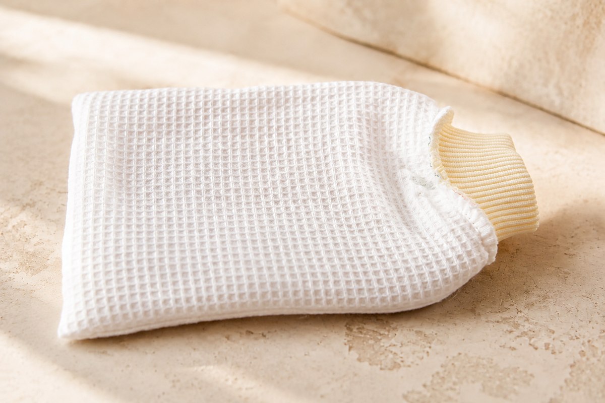 The cotton inner layer of the Metta Shed mitt